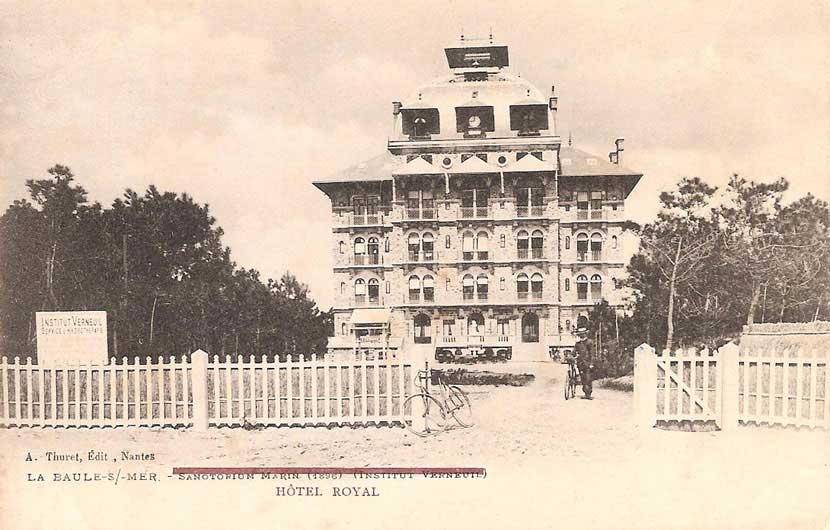 Carte postale du Sanatorium dont on a barré le libellé au profit de Hôtel Royal