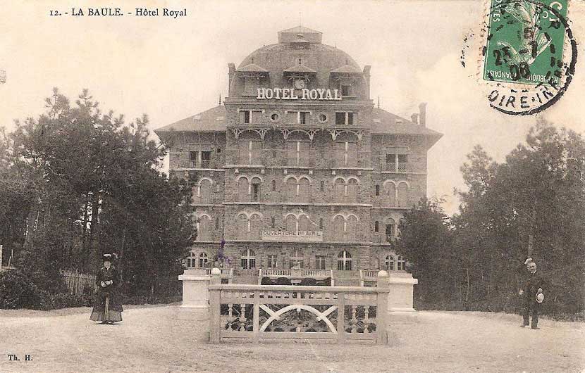 couple dans l'allée menant à l'hotel