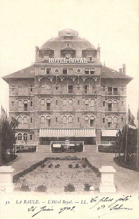 Derrière la barrière en bois on a installé 2 petits piliers en pierre