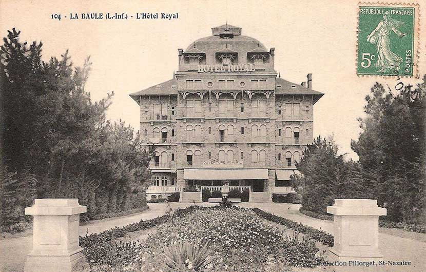 Derrière les 2 piliers, on a tracé un grand parterre végétal