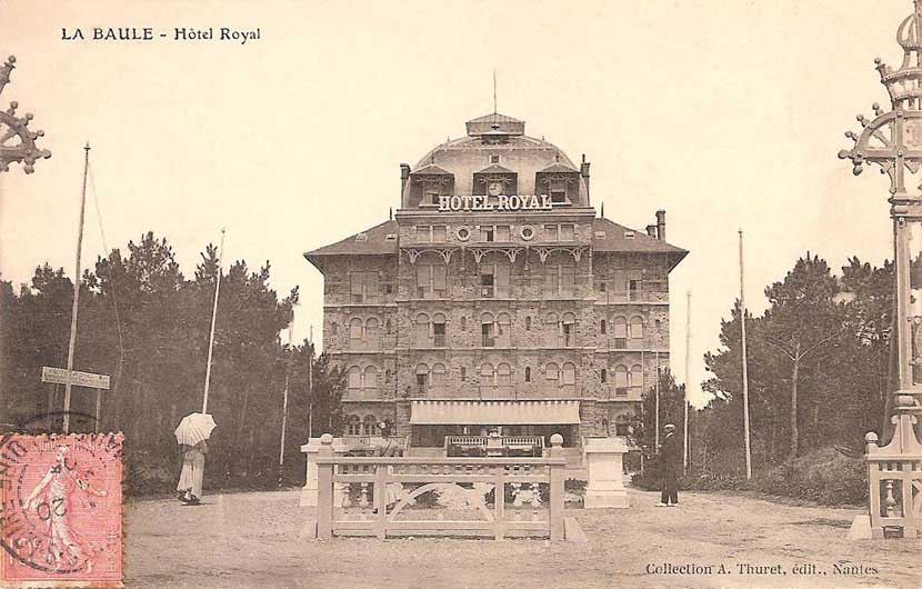 Vue prise du boulevard, on voit aussi 2 grands portiques en bois qui marque l'entrée