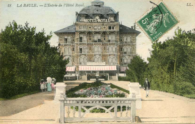 Vue de l'allée qui mène à l'hôtel