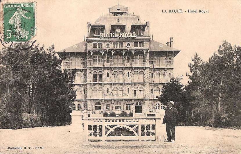 Toujours l'allée avec un homme chapeauté