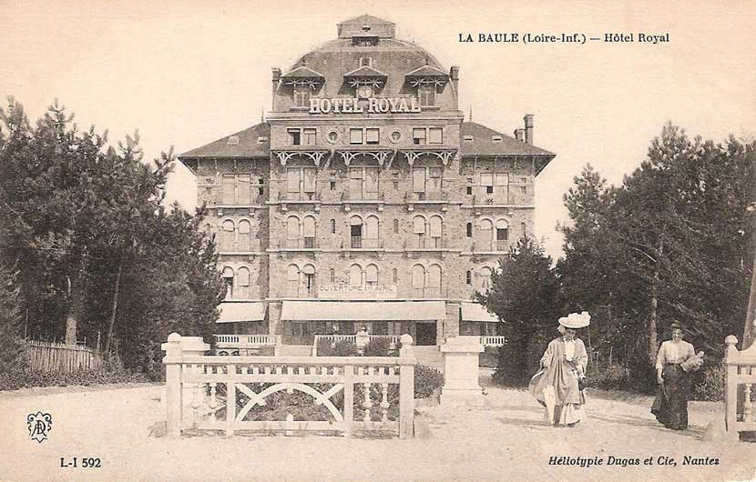 Deux femmes quittent l'hotel et arrivent sur le remblai