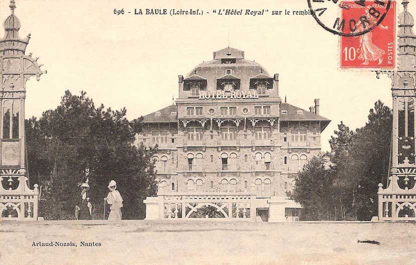 Deux élégantes, chapeaux, ombrelles