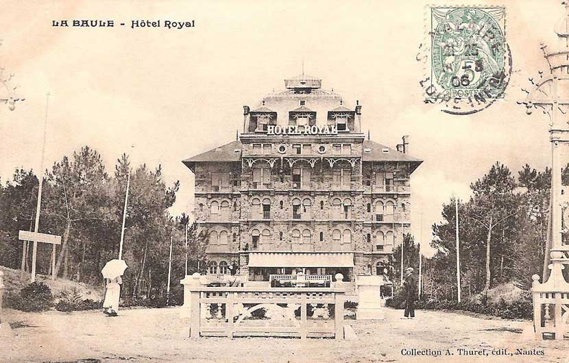 On aperçoit les dunes sur le côté de l'hôtel