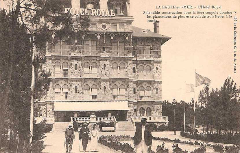 Splendid construction dont la fière coupole domine les plantations de pins