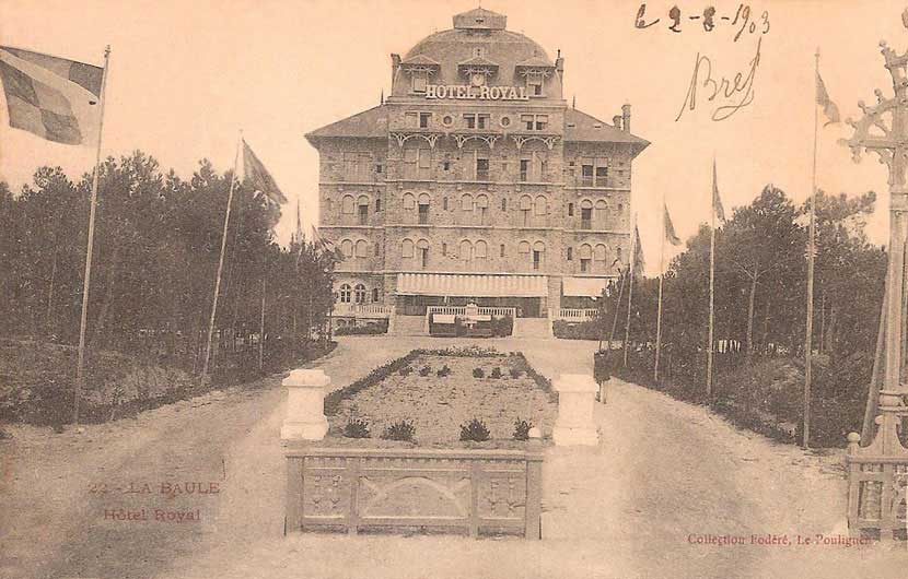 Drapeaux flottant au vent le long de l'allée