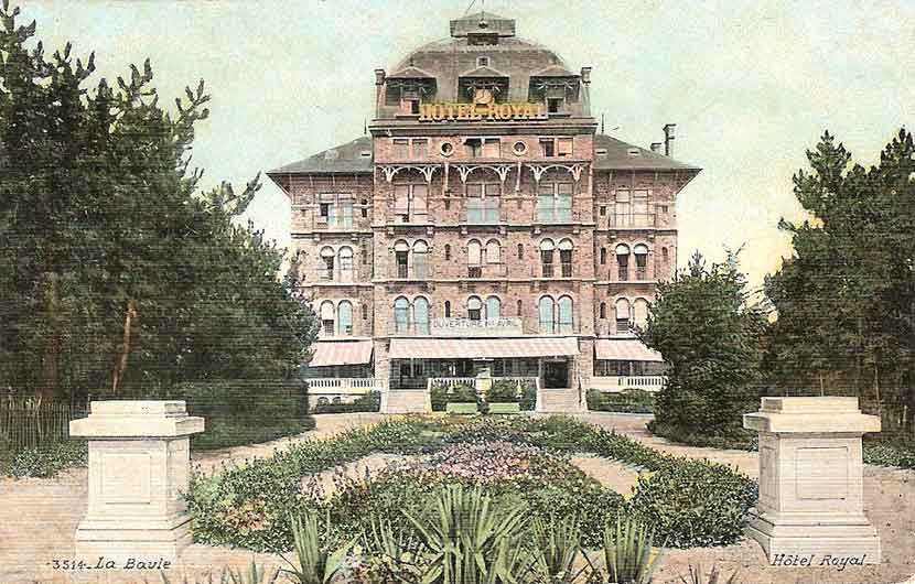 Vue colorisée des piliers, des parterres et de l'hôtel