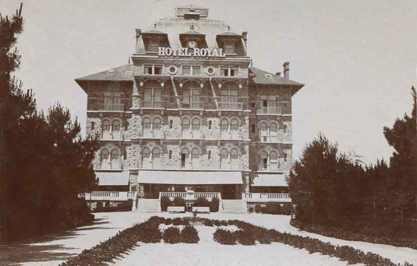 Photo de la façade de l'hôtel avec une enseigne Hotel Royal