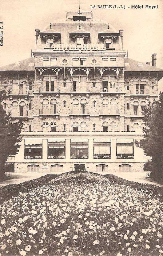Vue verticale de la façade avec la véranda pris au ras du parterre de fleurs