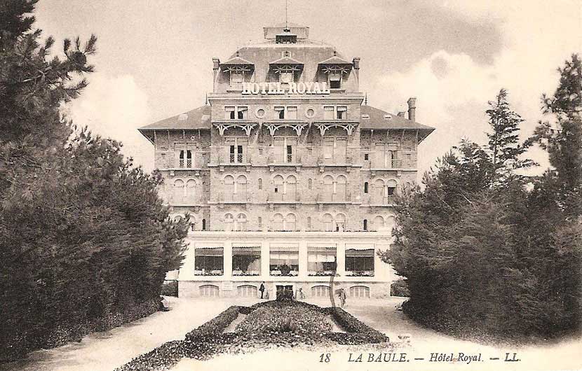 la façade avec la véranda - arbres le long de l'allée